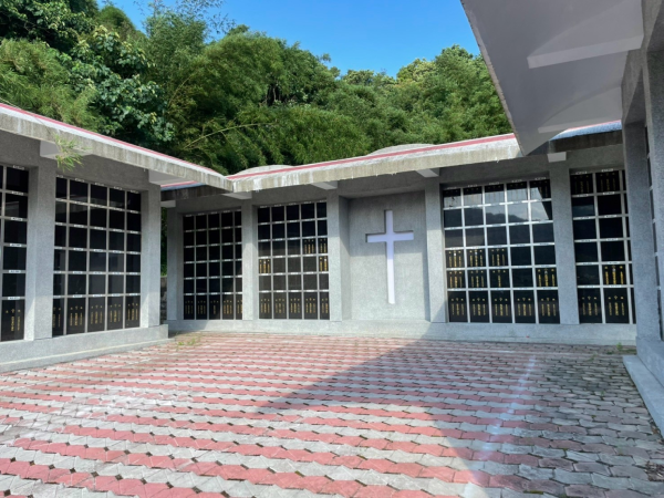 圖片：寒溪下納骨牆